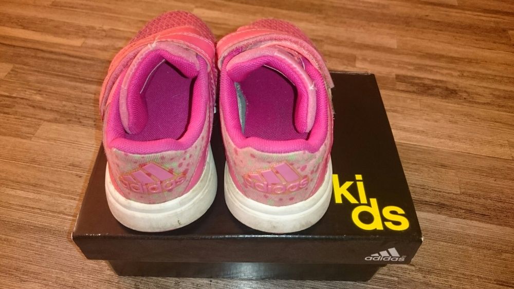 Маркови маратонки Адидас/ Adidas за малки принцеси на супер цена!