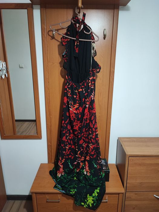 Лятна, ефирна рокля с гол гръб