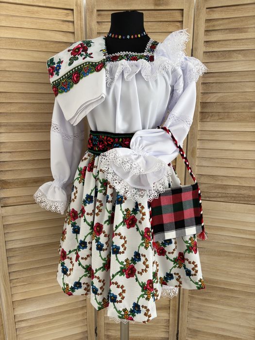 Costum popular pentru doamne și domnișoare de Maramureș