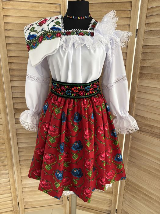 Costum popular pentru doamne și domnișoare de Maramureș