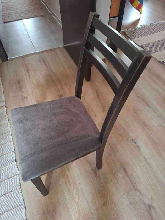 Трапезна маса с четири стола