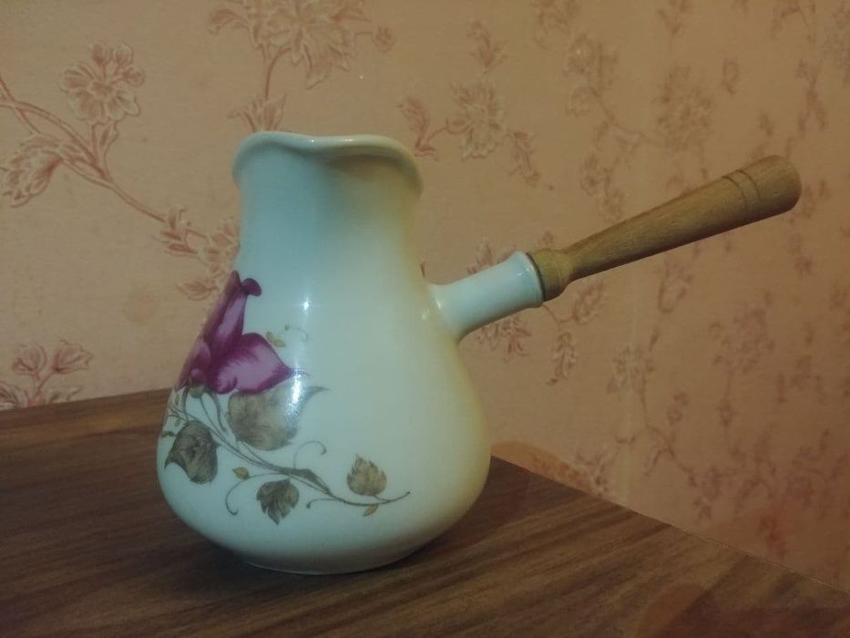 Турка фарфоровая с деревянной ручкой, новая. Объем 300 мл.