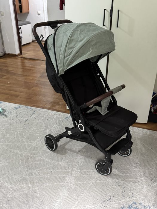 Продам коляска легкая маневренная