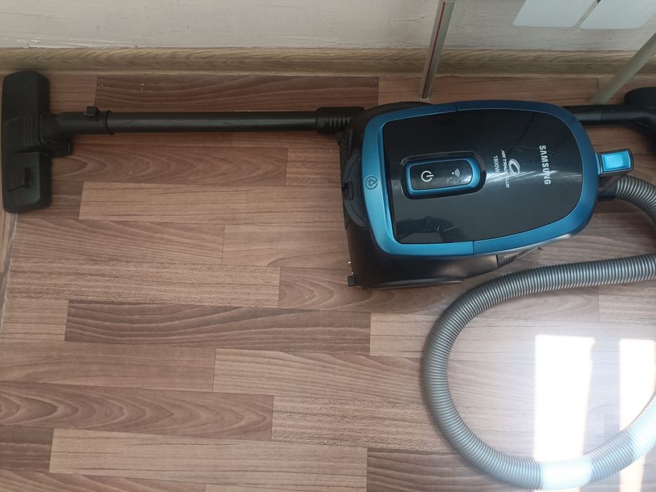 Пылесос Samsung работающий