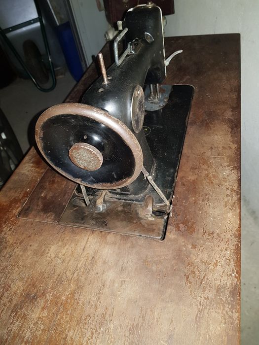 Mașina de cusut Naumann veche de colecție..