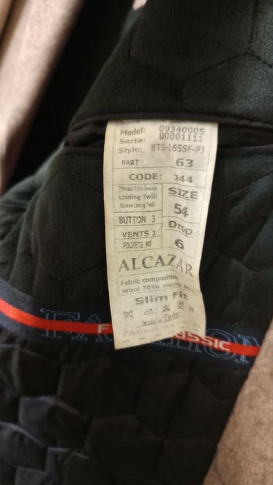 Erkaklar kiyimi paltosi sotiladi