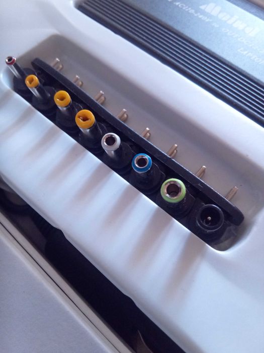 Зарядно с различни накрайници Adaptor USB Car for laptop