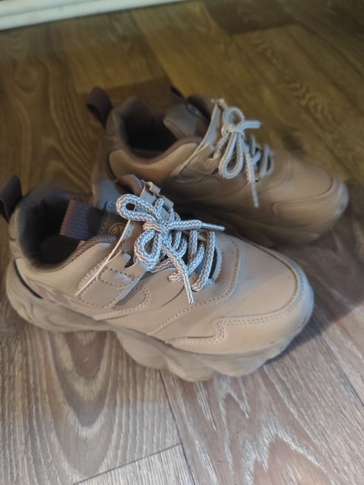 Продам кроссовки для девочки