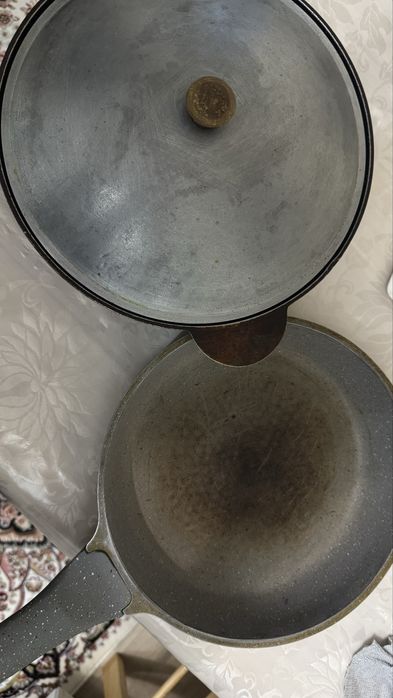Сковородки, 1 с крышкой и 1 без крышки