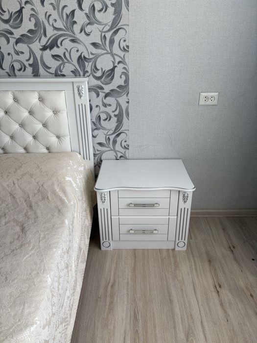 Продается кровать, комод с зеркалой