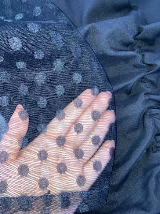 Черна официална рокля.