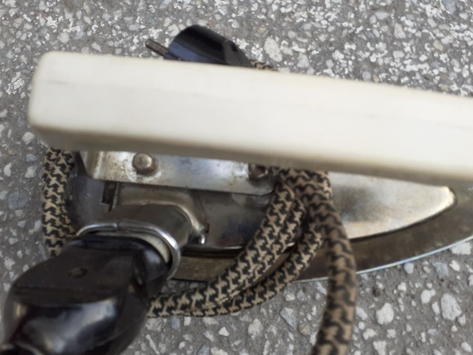 Съветска ютия работеща.Съв. ютия за ръбове.