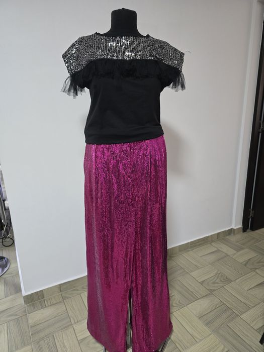 Pantaloni cu paiete fucsia, prezinta captuseala si buzunare