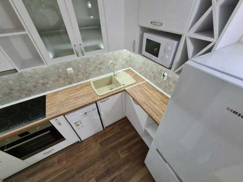Дава се под наем Тристаен апартамент в Бургас, Център - 117 кв.м за 1097.01 € - Снимка #4