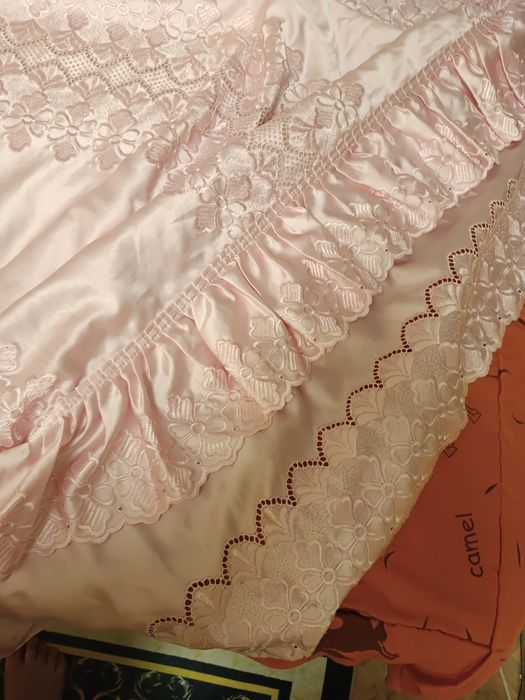 Продам покрывало на кровать б/у