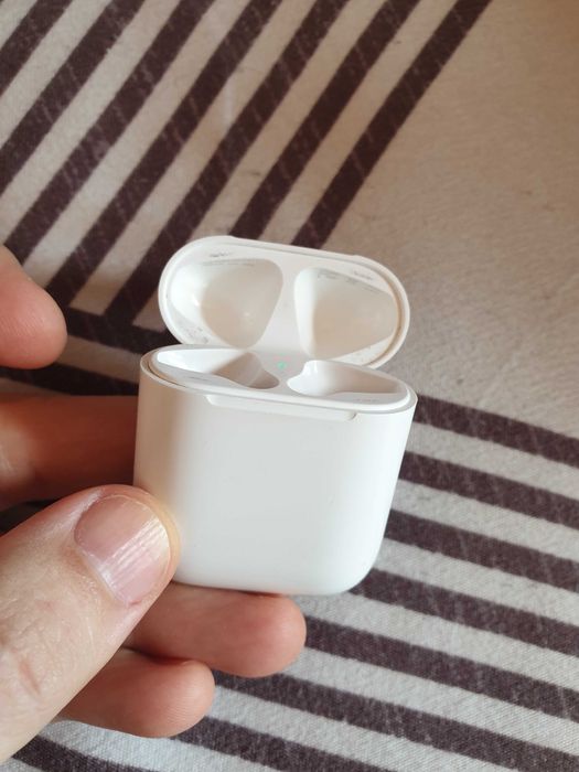 Продам оригинальный кейс от airpods 2.1