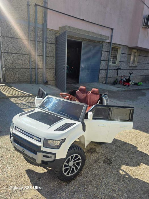 Акумулаторен джип Land rover