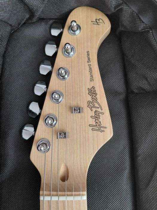 Chitară electrică  Stratocaster + amplificator Harley Benton – set ca nou
