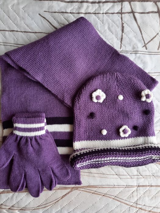 Шапка, шал и ръкавички