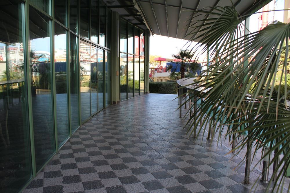 Продава се Хотел в к.к. Слънчев бряг - 1750 кв.м за 1143 €/кв.м - Снимка #1