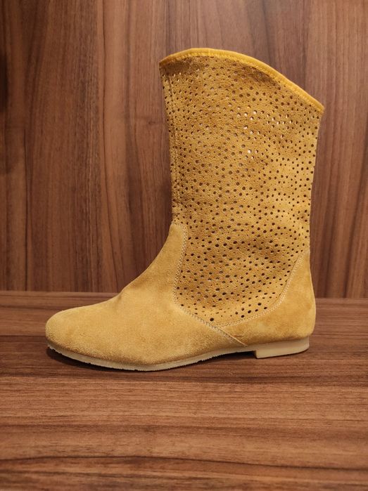 Cizme cu decupaje, piele întoarsă