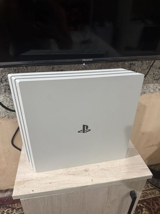 PlayStation 4 Pro White 1TB почти как новый