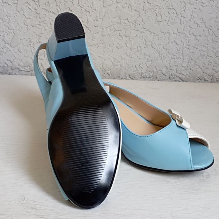 Босоножки голубые