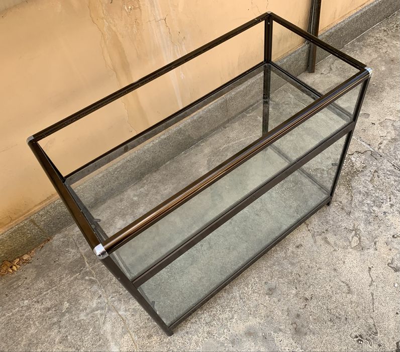 Стъклена витрина стелаж рафт бюро търговско обзавеждане комод маса