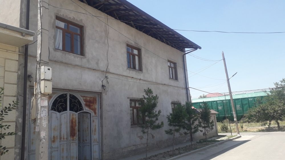 Срочно продаётся участка.  6 сотих  9 комнат + кухня, подвал.