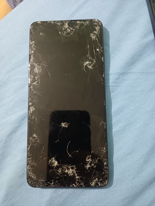 Oppo A60 5G cu displayul  spart. Placa este buna