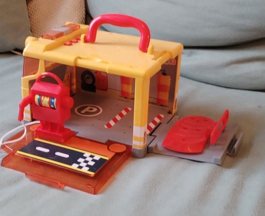 Камион бензиностанция сервиз