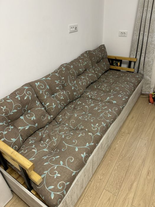 Canapea 2400 x 800 mm din lemn masiv cu perne