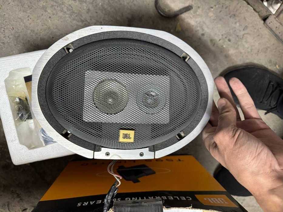продаётся колонка JBL