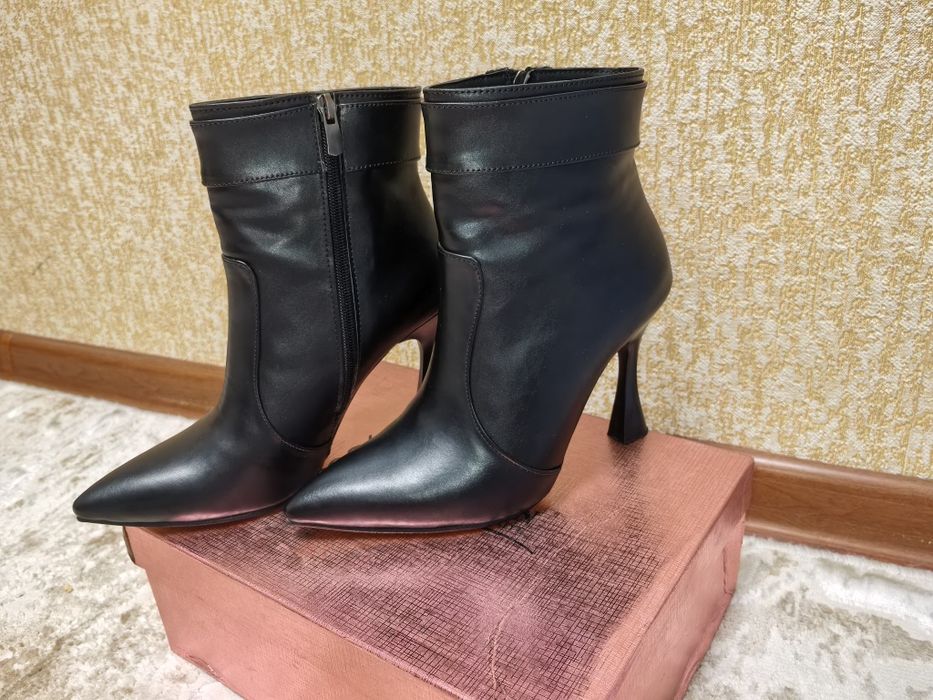 Yangi poshnali ayollar sapogi — kiyilmagan