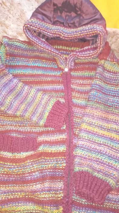 Ръчно плетена вълнена жилетка с качулка