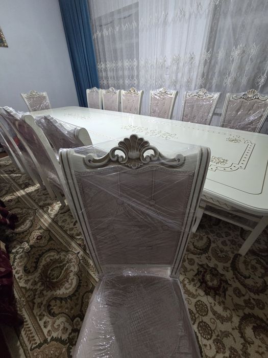 Стол стулья в новом состоянии