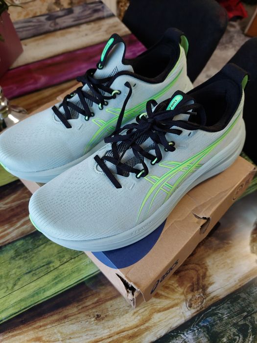 Vând Asics noi mărimea 44