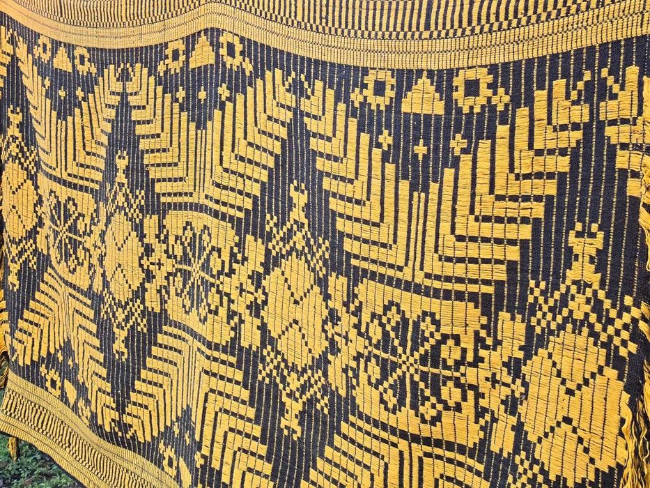 Стар вълнен ковьор, ръчно тъкан