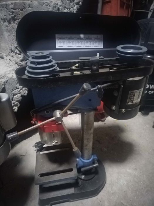 Настолна бормашина със менгеме.
400W / 1400 об.мин
Комплект с менгеме
Отрезната машина за плочки е предназначена за линейно рязане на плочки,