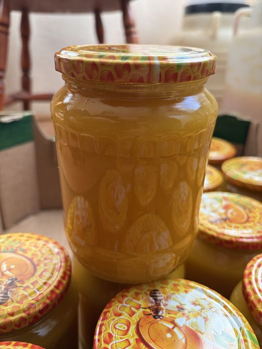 vând miere de salcâm