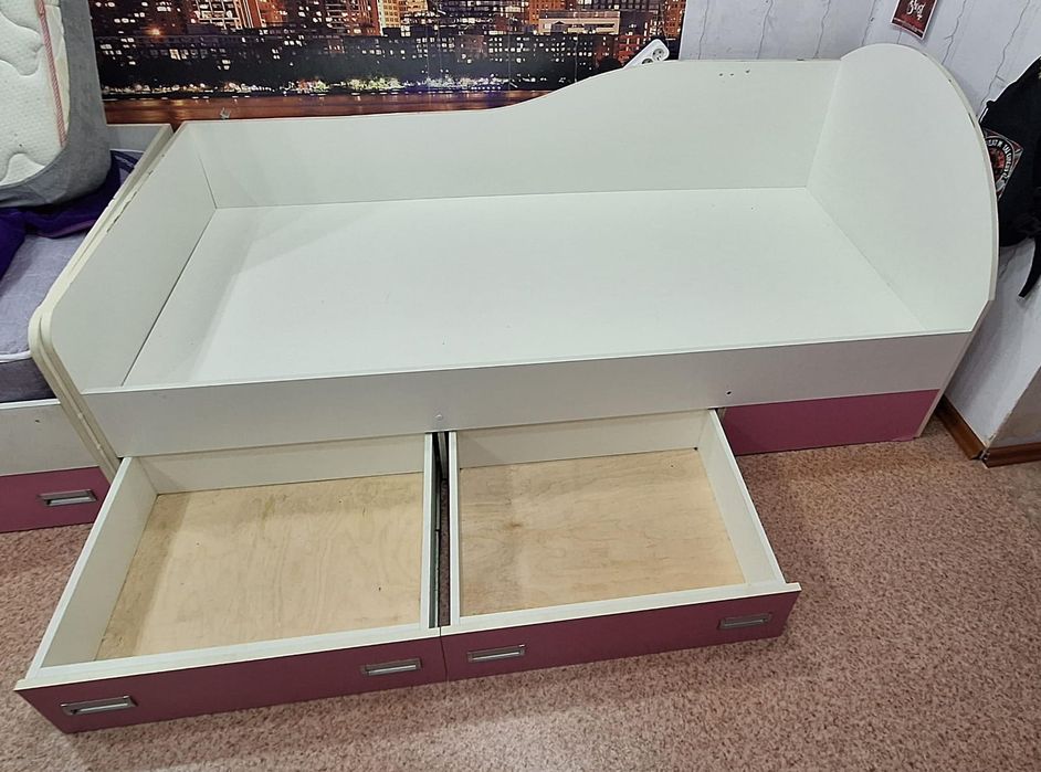 Продам кровать с матрасом .