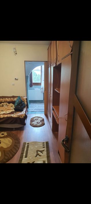 Închiriez garsoniera.