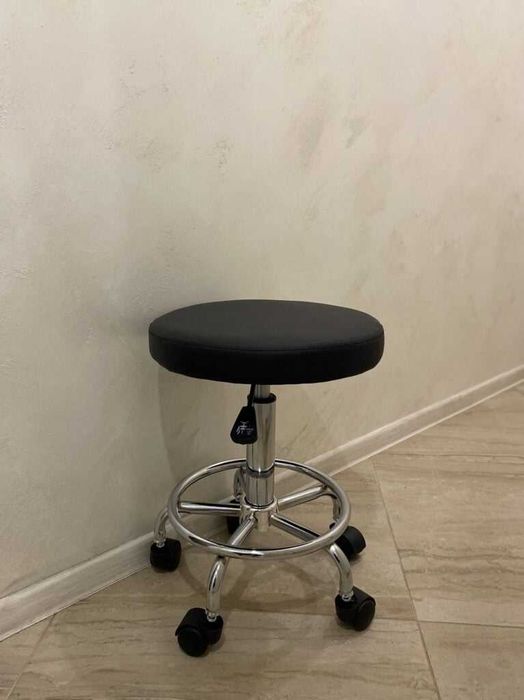 Козметична табуретка с колелца / Козметичен стол