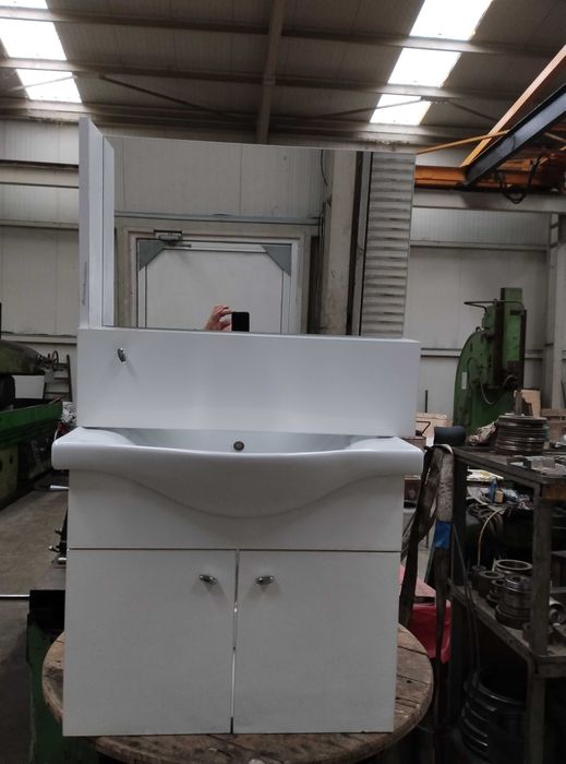 Обзавеждане за баня . Мивка с шкафове.