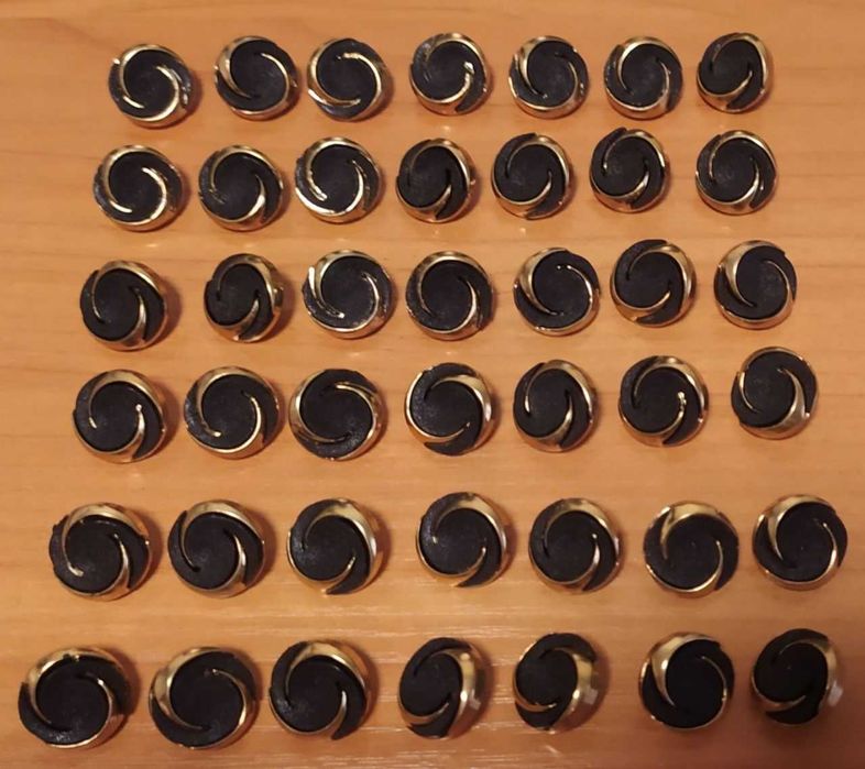 Пуговицы 42 штуки чёрно-золотистые
