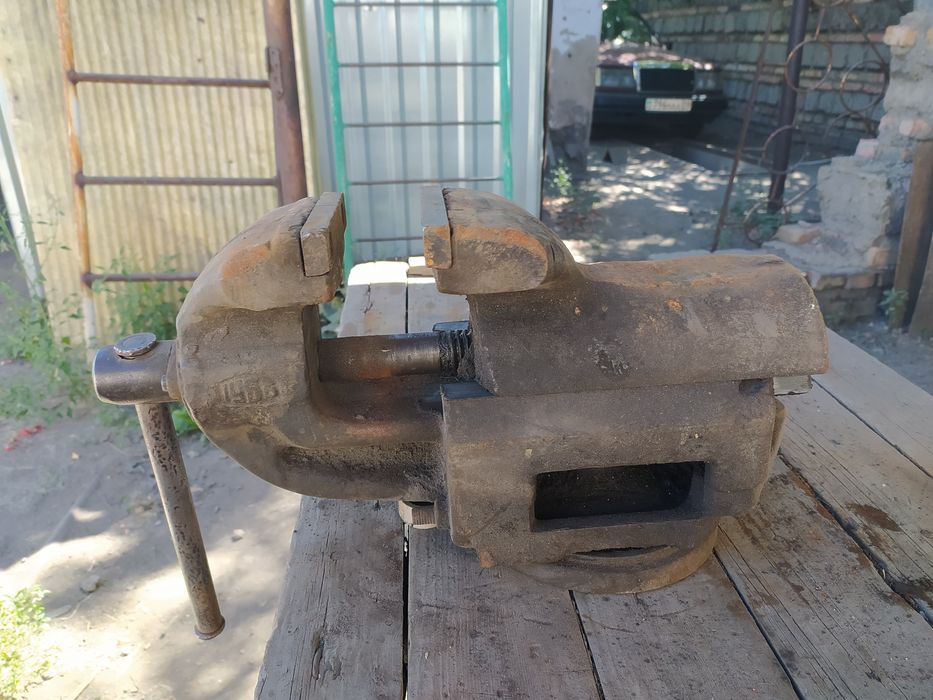 Тиски слесарные советские