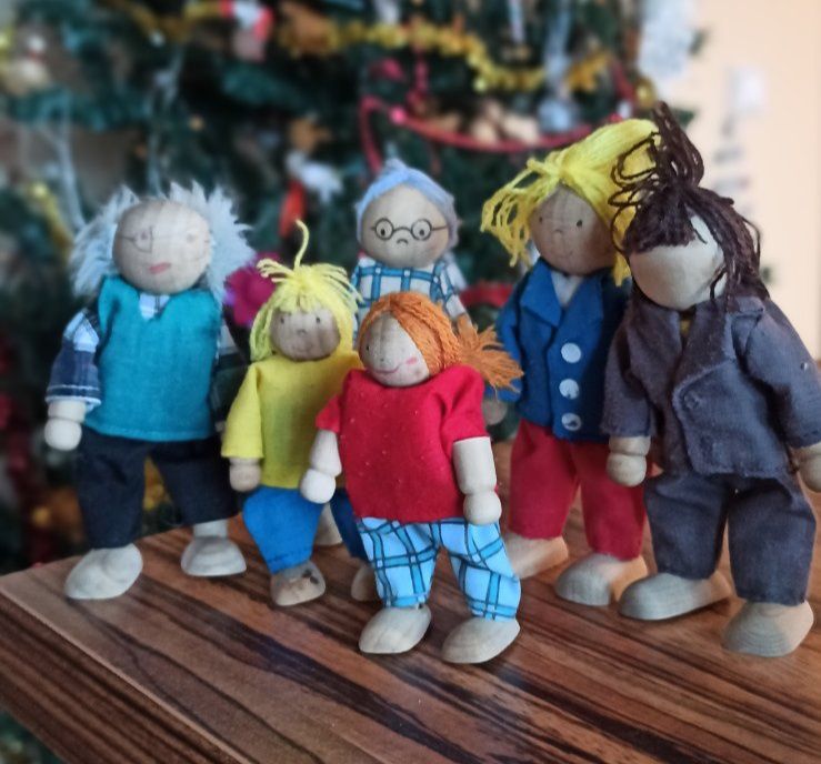 Запазена дървена къща с кукли и мебели и