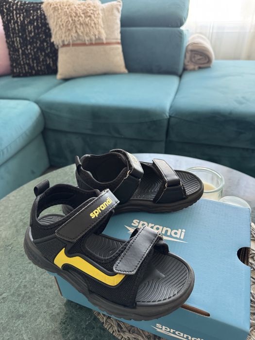 Чисто нови детски сандали