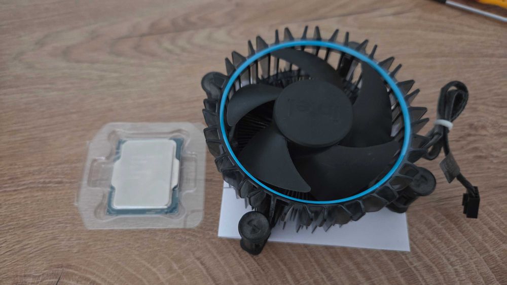 Процесор Intel Core i5-12400F с гаранция до 11.09.2027 г. + Боксов охладител