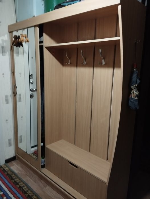 продам прихожую .